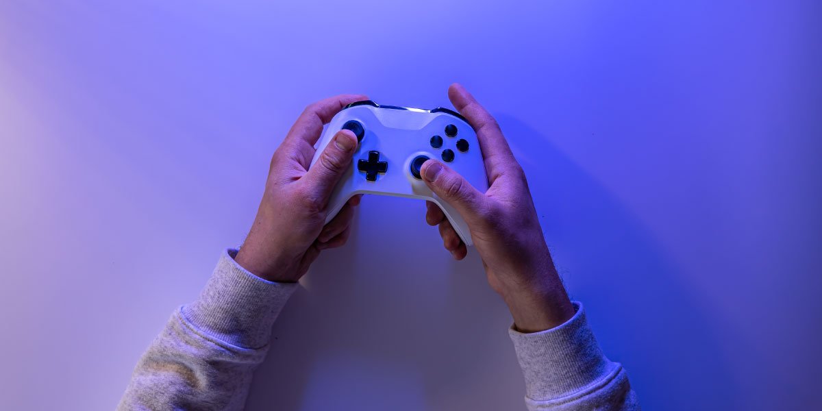 Hände halten einen PS5-Controller