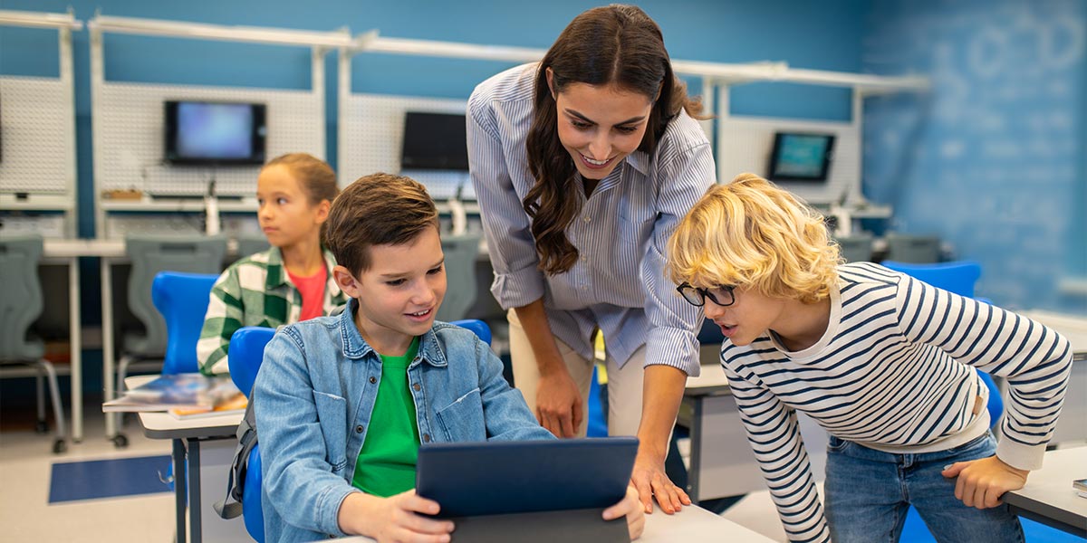 Teacher teaching students. 