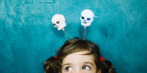 Mädchen mit Totenköpfen am Stirnband