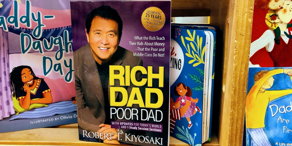 Rich Dad Poor Dad ist eines der klassischen Bücher über das Sparen von Geld für junge Erwachsene, und viele halten es auch für eines der besten Bücher über das Sparen von Geld für Kinder.