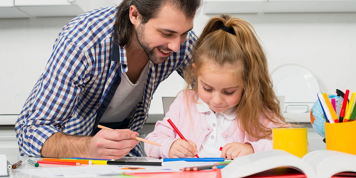 Vater motiviert Tochter, Hausaufgaben zu machen