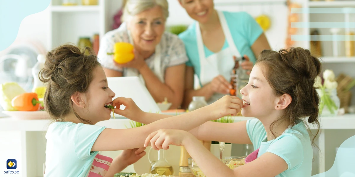 Kinder, die Essen teilen (sich gegenseitig Essen in den Mund stecken