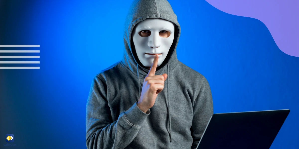 Online- Sexualstraftäter trägt eine Maske, hält einen Laptop und gestikuliert, um ruhig zu bleiben