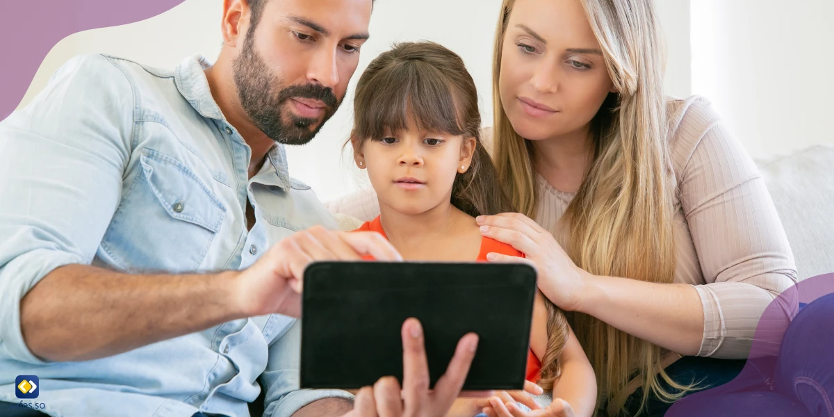 Eltern, die ihrer Tochter Cybersicherheit mit einem Tablet beibringen