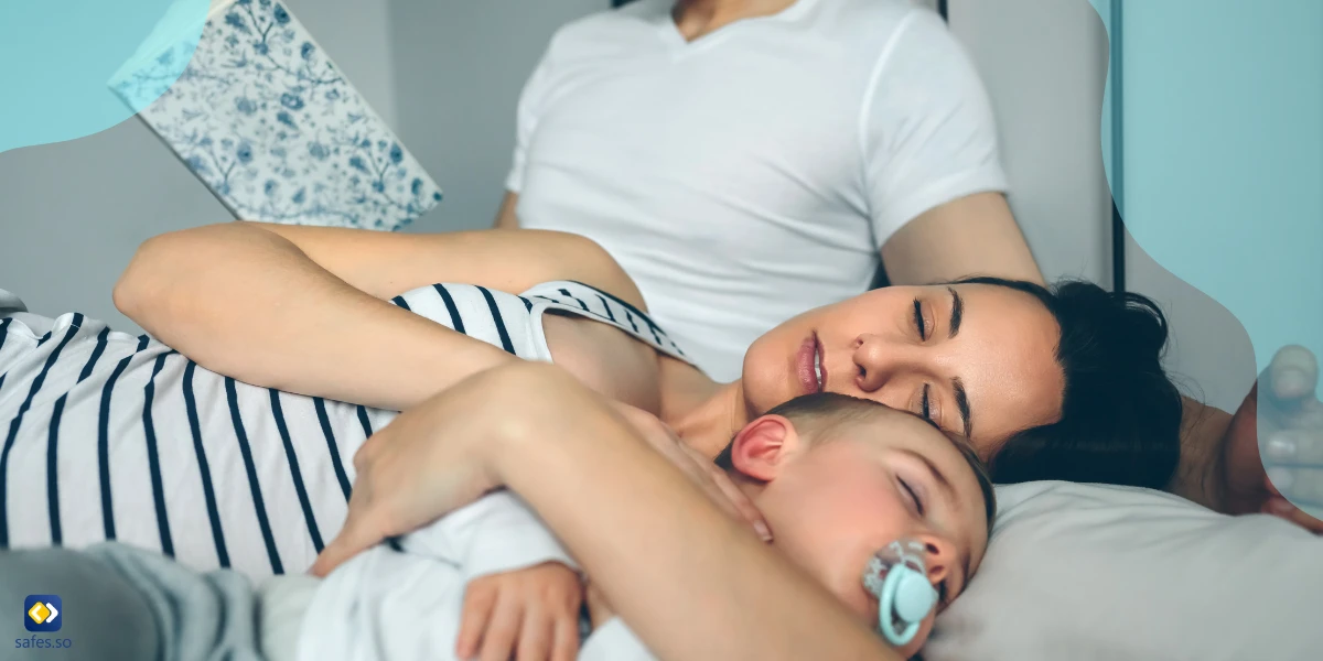 Mutter schläft mit ihrem Kind
