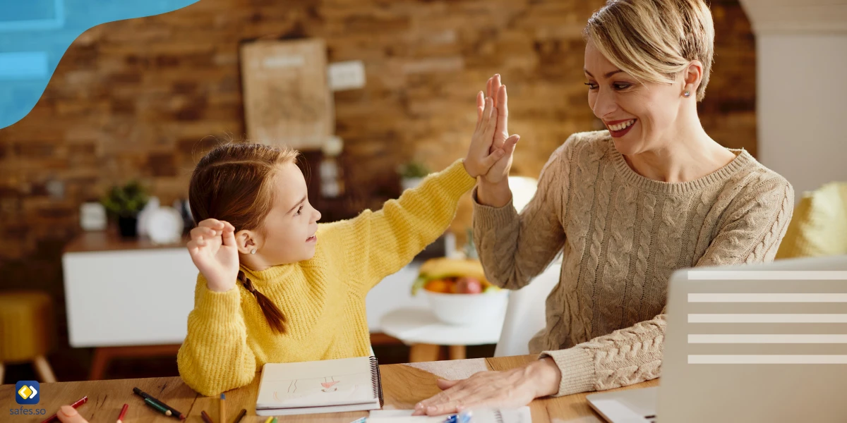 glückliche Mutter und Tochter, die während des Homeschoolings High-Five geben