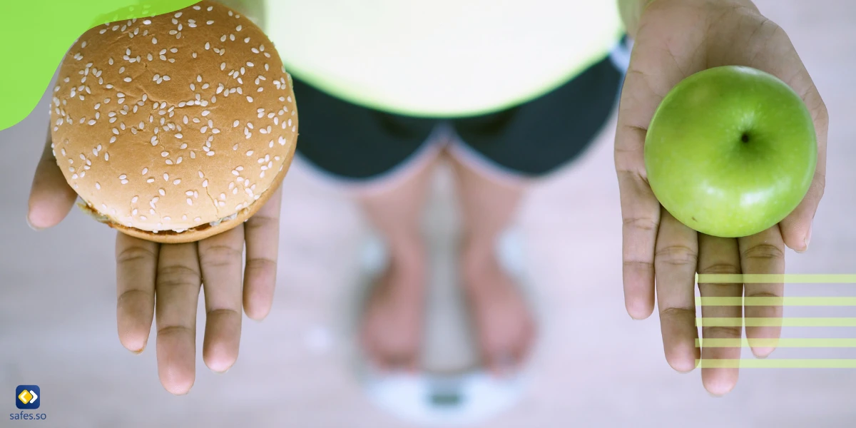 Kind, das auf einer Waage steht und einen Hamburger in der einen und einen Apfel in der anderen Hand hält