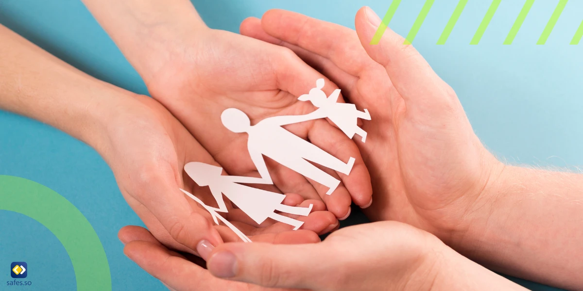 Hände, die ein Origami einer Familie schützen