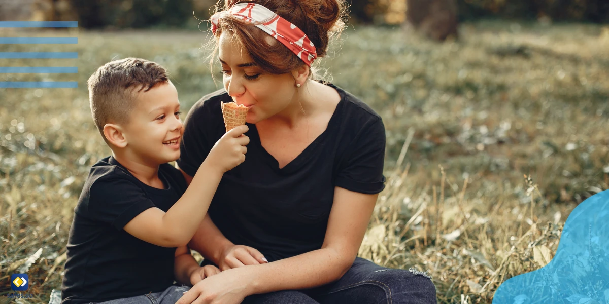 Kind teilt Eis mit seiner Mutter