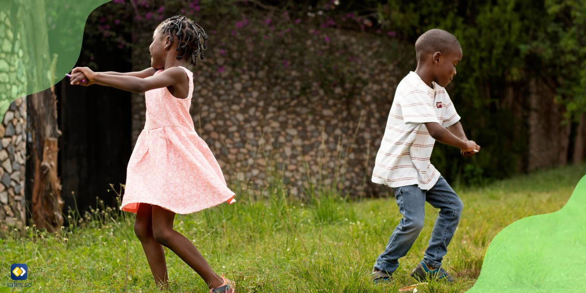 zwei Kinder tanzen draußen