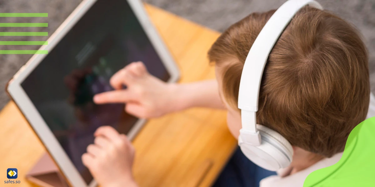 Junge mit Kopfhörern schaut auf ein iPad