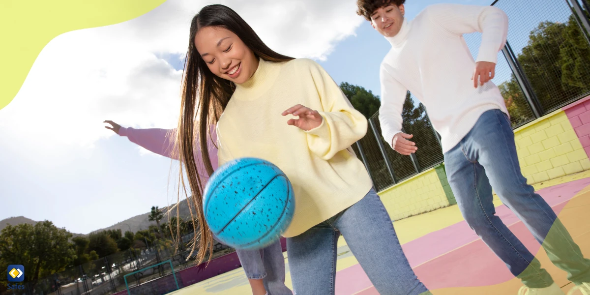 Teenager spielen Basketball