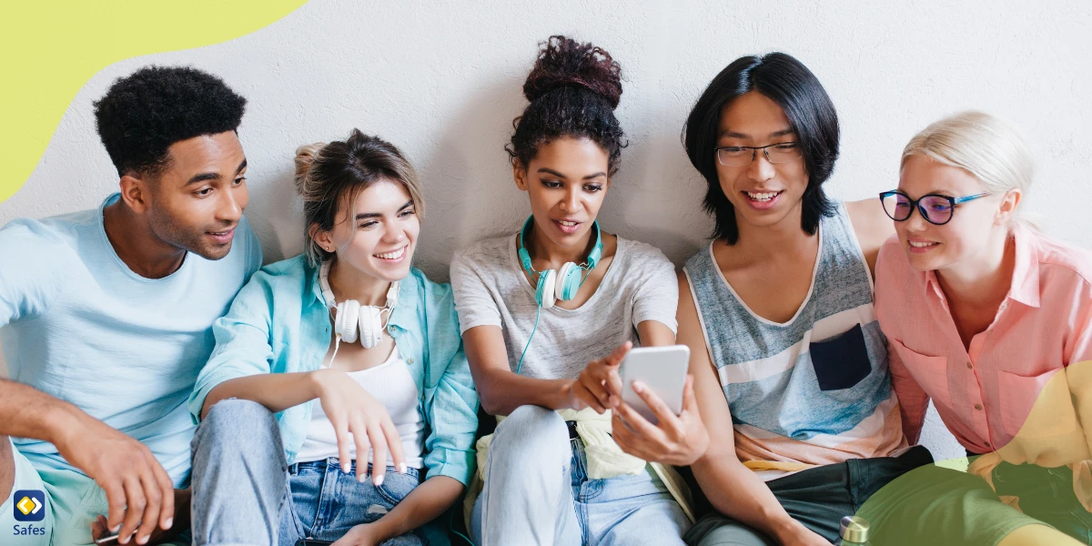 Teenager knüpfen Kontakte und teilen sich ein Smartphone