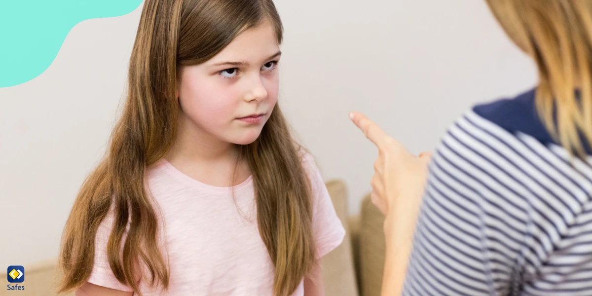 Mutter schimpft mit ihrer Tochter. Ihre Tochter zeigt keine Reaktion. Aber sie wird passiv-aggressiv reagieren