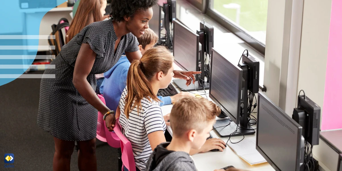 Schüler nutzen Computer in der Schule in einer digital sicheren Umgebung