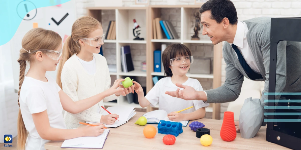 Kinder drucken mit einem Lehrer verschiedene Gegenstände auf einem 3D-Drucker