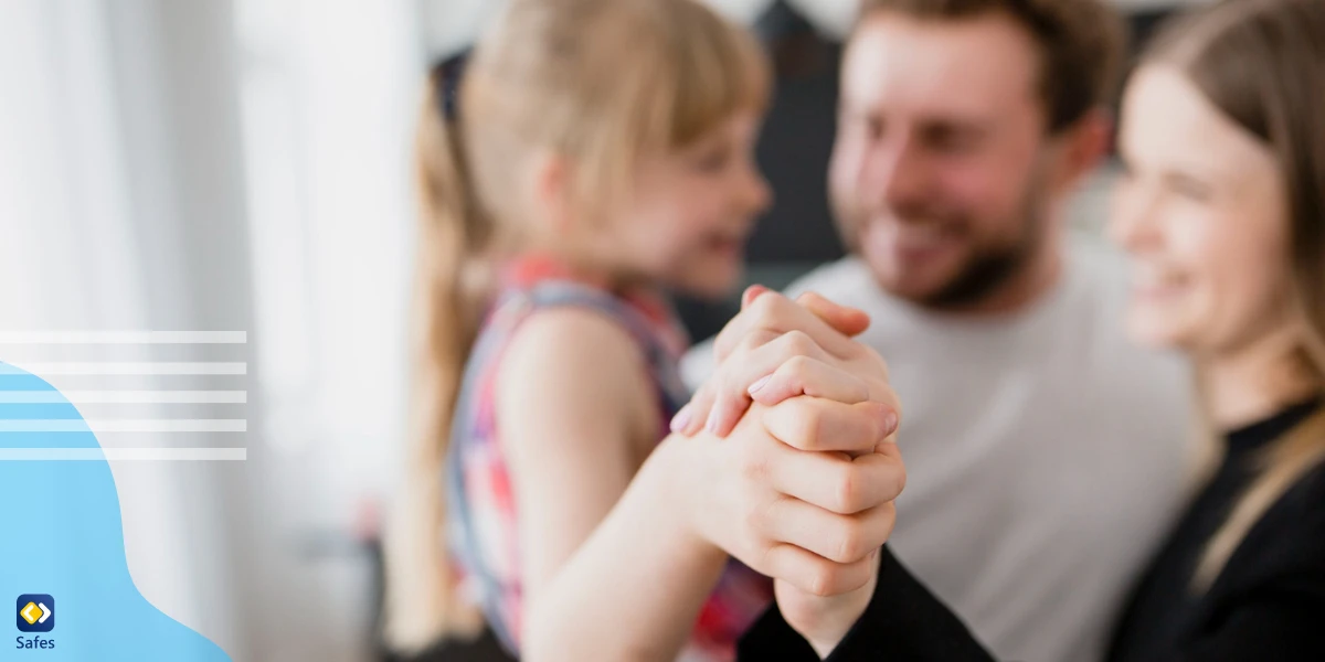 Familie umarmt sich
