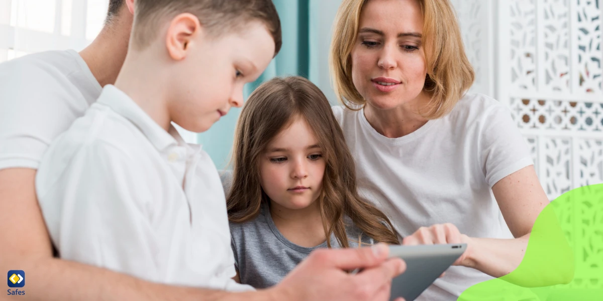 Familie, die gemeinsam ein Tablet verwendet