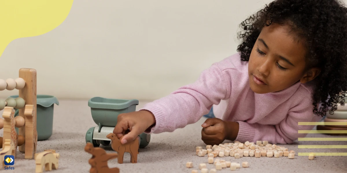 Mädchen spielt mit Holzspielzeug