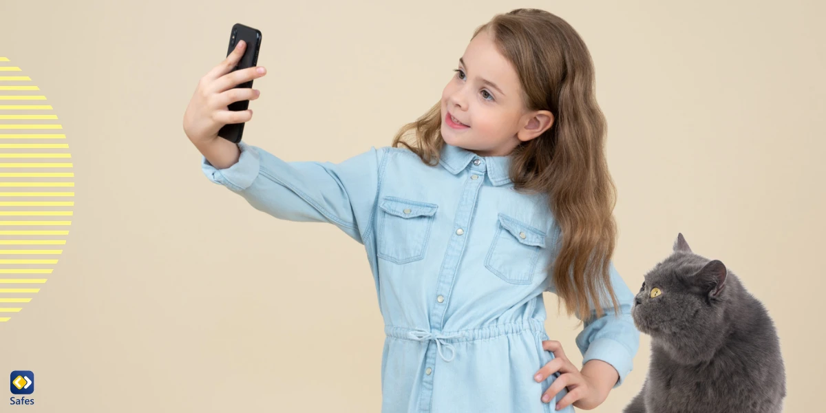 Kleines Mädchen macht ein Selfie mit Katze