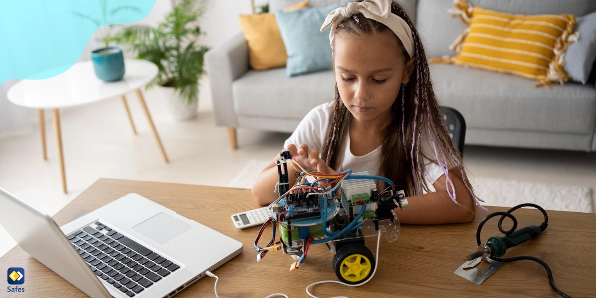 Kind verbindet ein intelligentes Spielzeug mit einem Computer