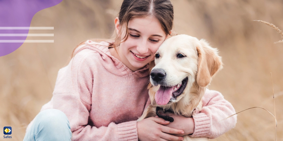 Ein Teenager-Mädchen mit ihrem Hund