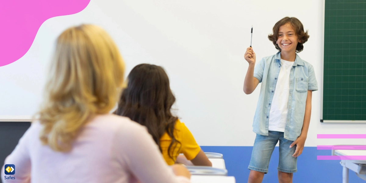 Ein kleiner Junge hält seinen Vortrag vor seinen Klassenkameraden