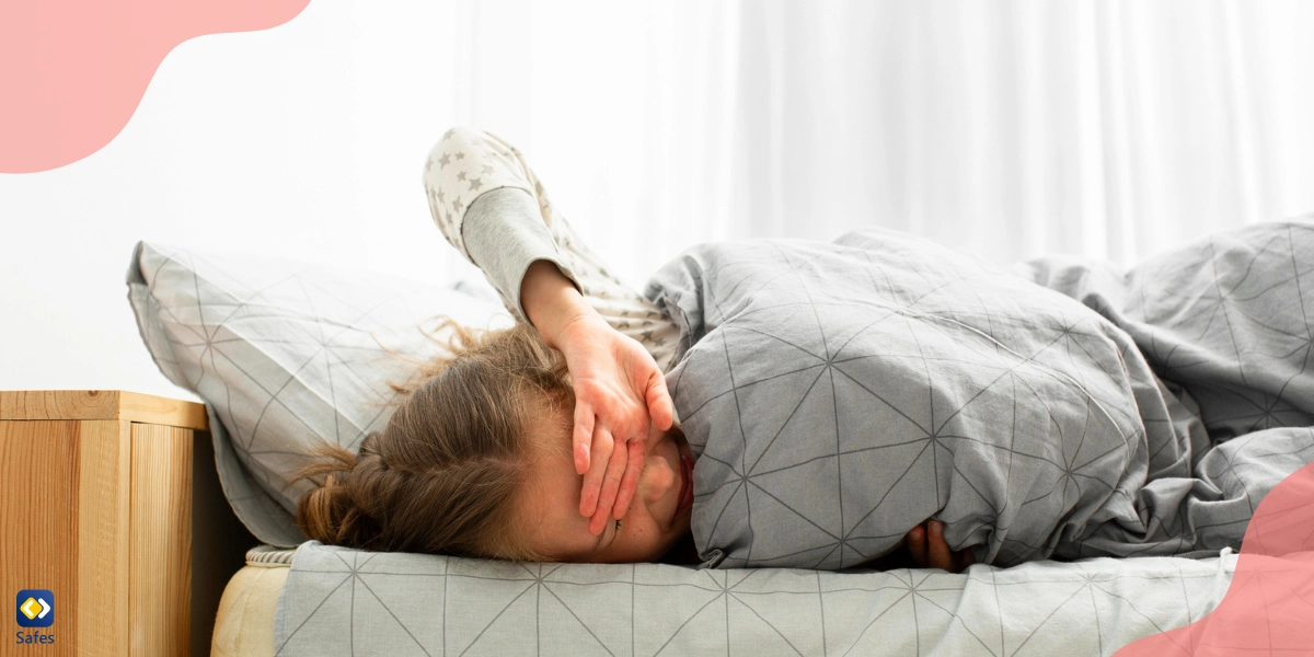 Kleines Mädchen, das wegen der morgendlichen Angst Schwierigkeiten hat, aufzustehen