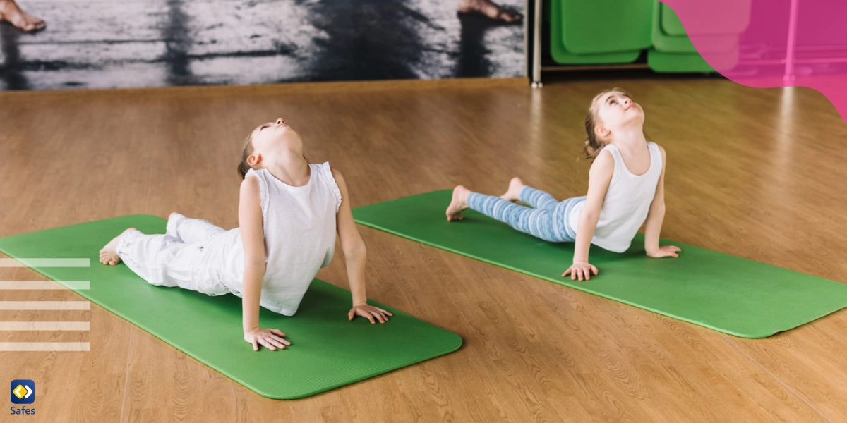  Zwei kleine Mädchen machen Yoga