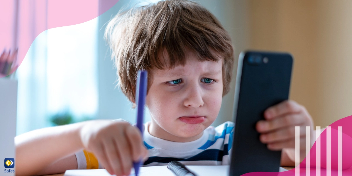 Untersuchung des Kindes, das durch das Telefon abgelenkt wird
