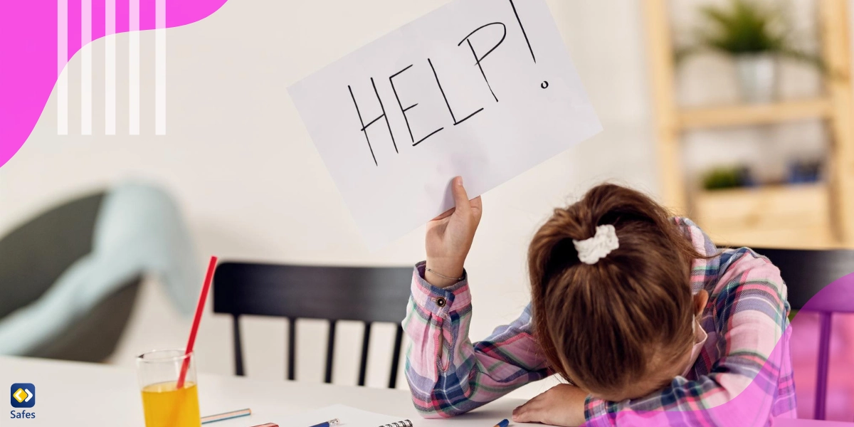 Frustriertes Kind, das beim Lernen ein HELP-Zeichen zeigt