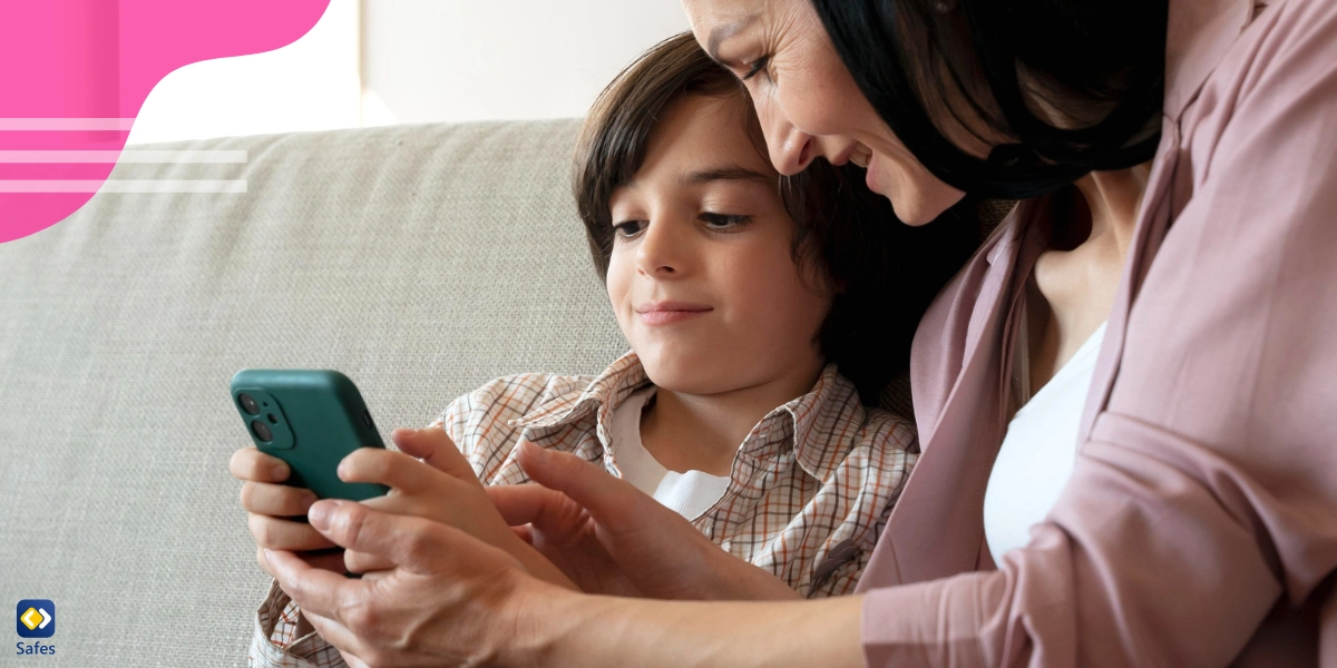 Mutter überwacht die Social-Media-Nutzung ihres Sohnes, um ihm zu helfen, schädliche Social-Media-Herausforderungen zu vermeiden