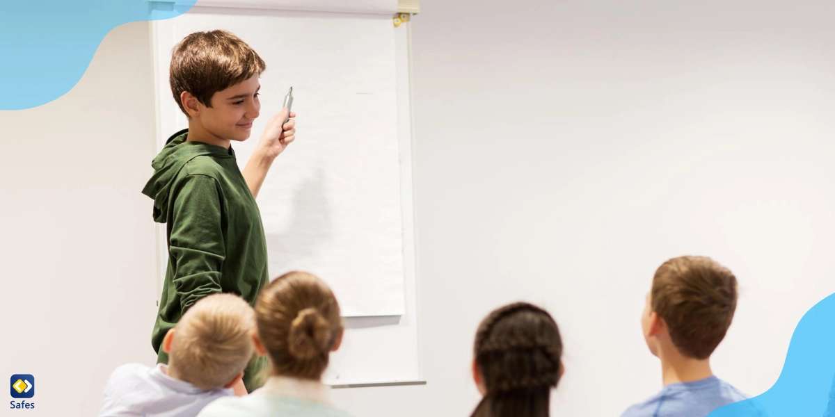 Schüler hält einen Vortrag im Unterricht