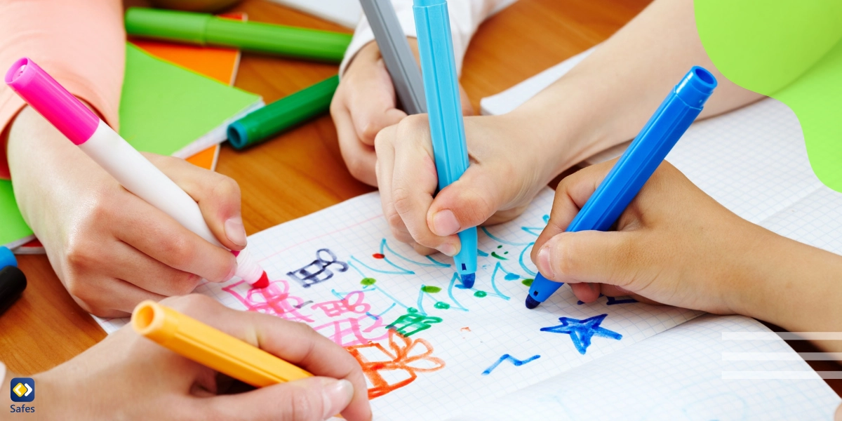 Mehrere Kinder zeichnen auf einem Blatt Papier