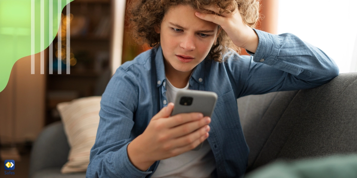 Gestresster Teenager schaut aufs Telefon