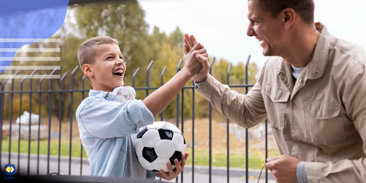 Vater hat seinem jugendlichen Sohn einen Fußball als Geburtstagsgeschenk geschenkt