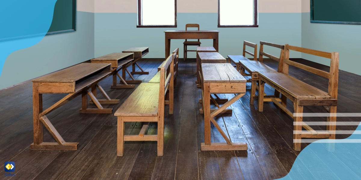 Ein Bild eines leeren Klassenzimmers mit zerbrochenen Wänden und Fenstern und Blutspritzern auf dem Boden