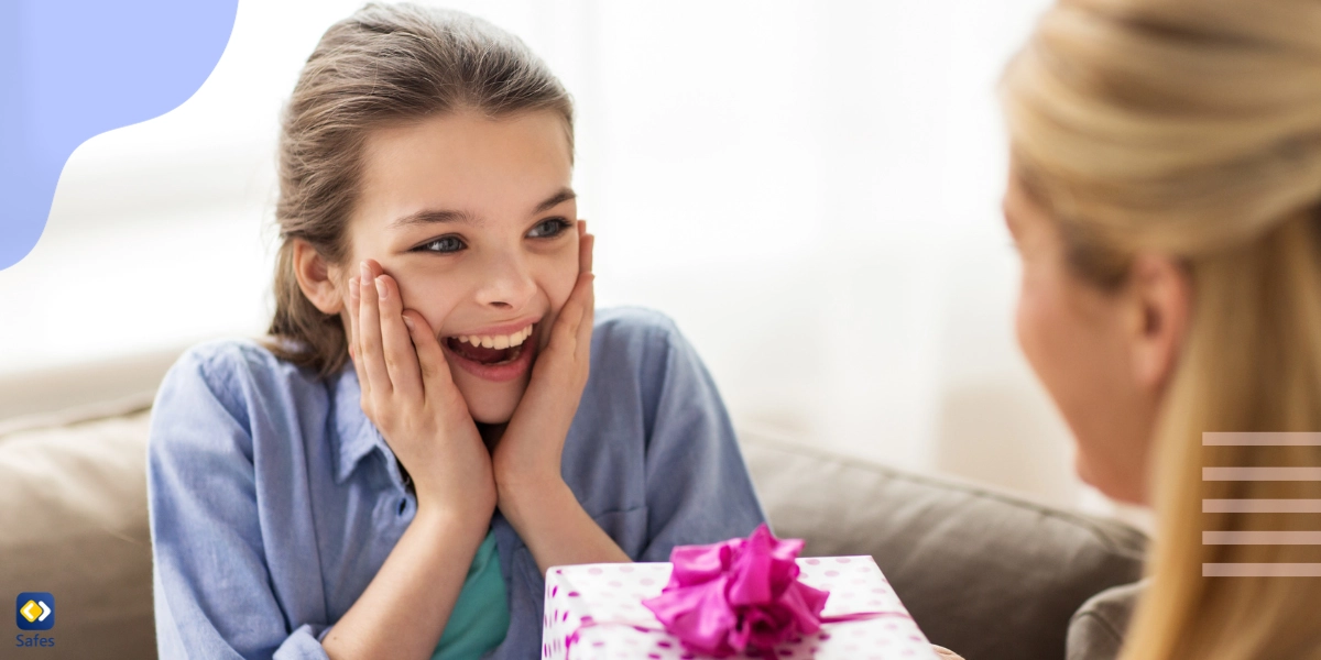 Mutter überrascht ihre Tochter im Teenageralter mit einem Geschenk