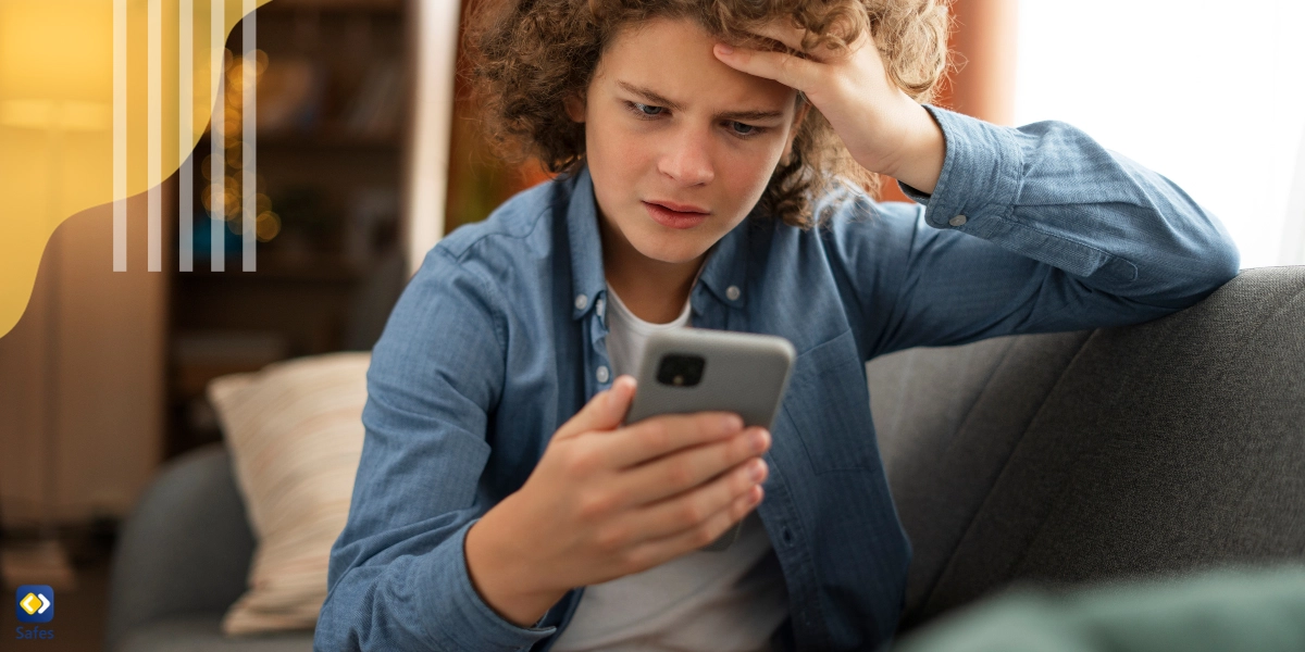Junge benutzt sein Telefon, während er überfordert ist, und streckt seine Hand ins Haar