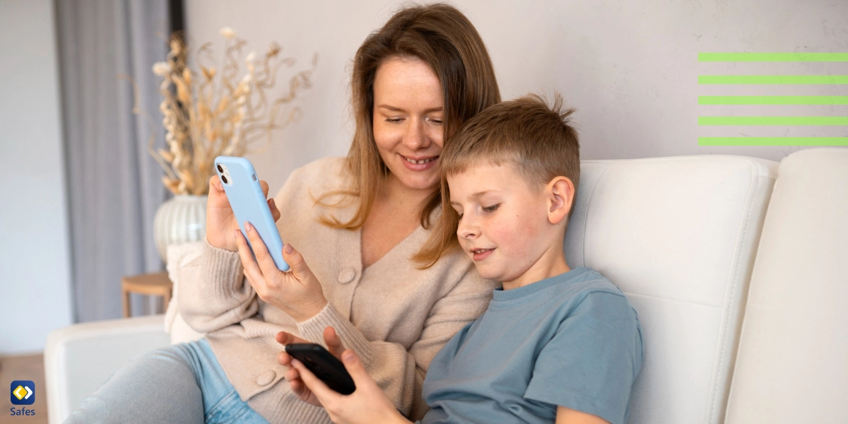 Mutter und Sohn schauen auf der Couch auf ihre Telefone