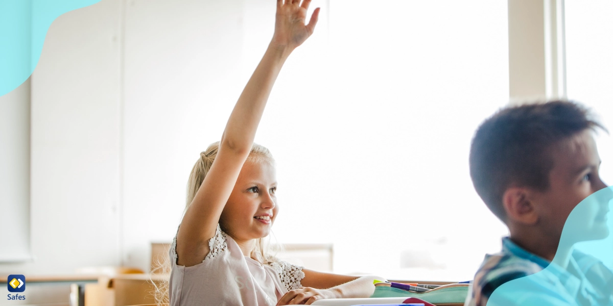 Schülerin hebt ihre Hand, um am Unterricht teilzunehmen, weil sie motiviert ist, mehr zu lernen