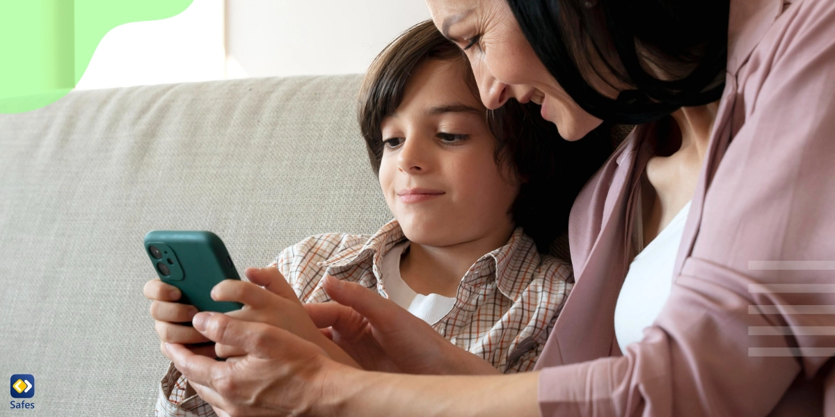 Mutter und Sohn schauen auf geschütztes Telefon