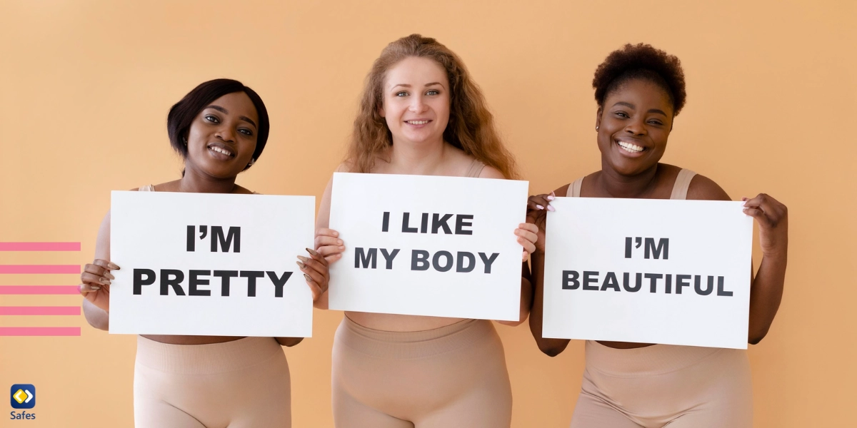 Drei Frauen unterschiedlicher Körpergrößen halten Plakate mit Body-Positivity-Aussagen