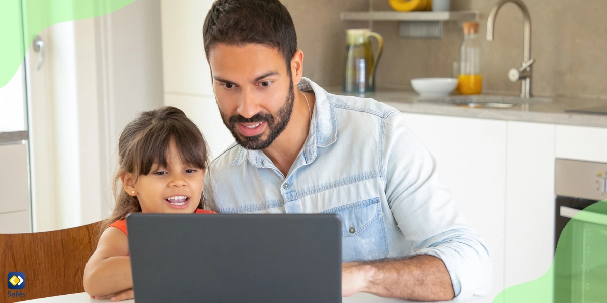 Vater überprüft mit seinem Kind einen Computer, um sicherzustellen, dass er kindersicher ist