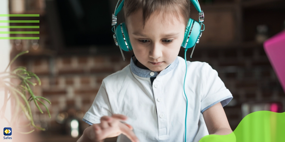 Kind mit APK-Datei auf Android-Tablet