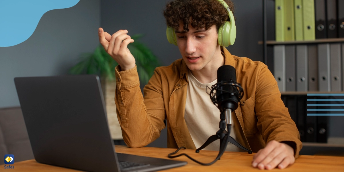 Ein Schüler, der eine Webcam und ein Headset verwendet, um an einem Online-Unterricht teilzunehmen