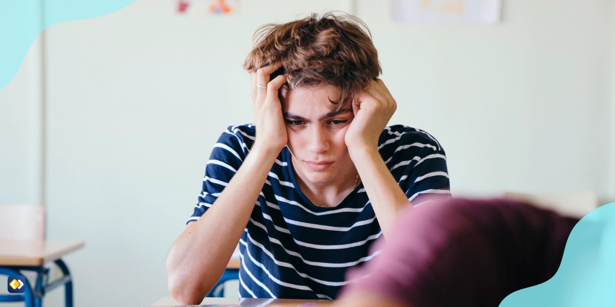 Teenager mangelt es in der Schule am Schreibtisch an guter psychischer Gesundheit