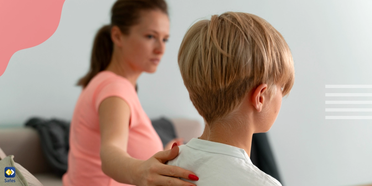 Eine Mutter tröstet ihren Sohn nach einem traumatischen Erlebnis.