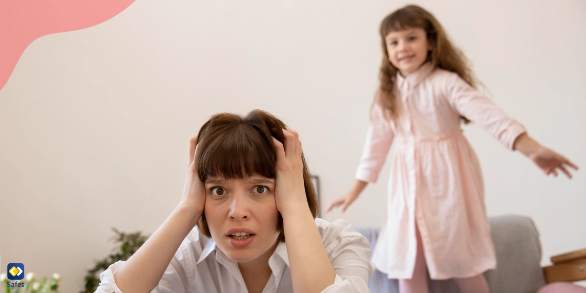 Kind mit Verhaltensstörung ist aggressiv gegenüber seiner Mutter