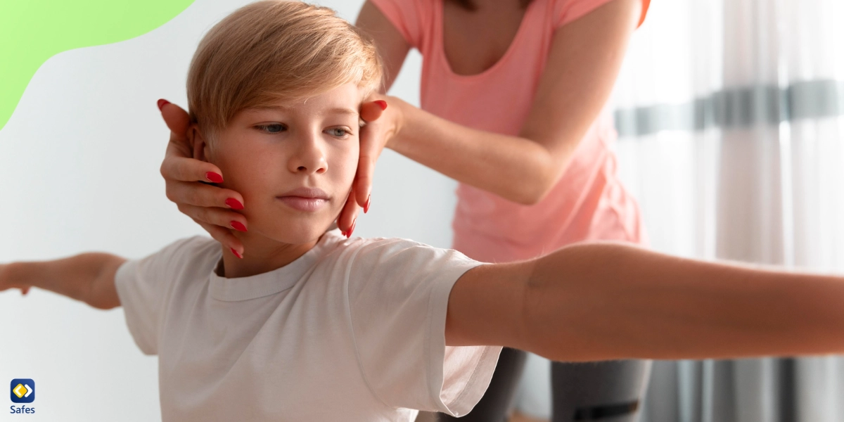 Eine Frau, die Chiropraktik anwendet, um einige Probleme mit einem Jungen zu korrigieren.